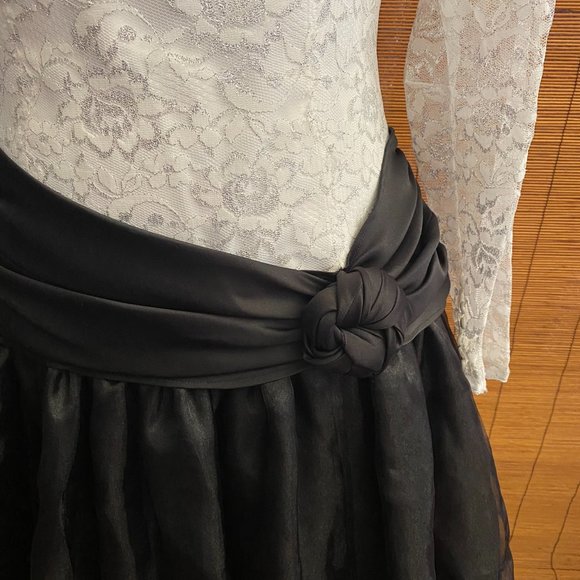 Vintage Black & White Lace Gown Size 10 Please note measurements - Picture 3 of 6